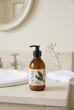 Load image into Gallery viewer, Bay &amp; Rosemary Hand Lotion w jasnej łazience vintage
