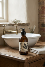 Load image into Gallery viewer, St. Eval Bay &amp; Rosemary Hand Wash w rustykalnej łazience
